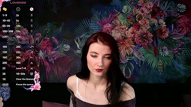 NicoleLuxe online show from April 24, 2026, 7:05 pm
