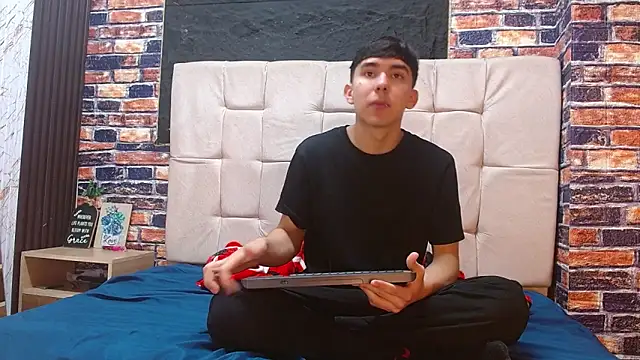 massimoferrera303av online show from February 19, 2026, 6:49 pm