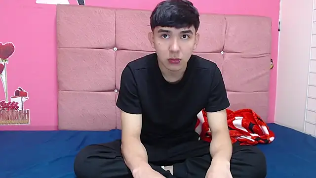 massimoferrera303av online show from February 16, 2026, 6:28 pm