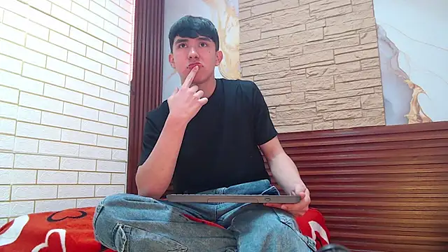 massimoferrera303av online show from February 2, 2026, 9:25 pm