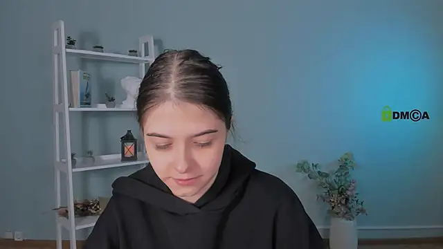 molly hollow online show from February 5, 2026, 1:29 pm