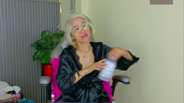 miss monserrate01 online show from June 22, 2026, 1:52 pm