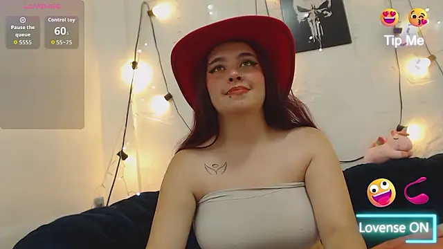 Snapshot of CarolRousee chatting on March 16, 2026, 7:38 pm CarolRousee online show from March 16, 2026, 7:38 pm