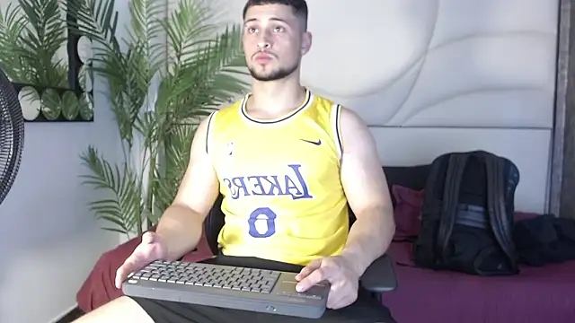 valenssio moretti online show from March 19, 2026, 3:39 am