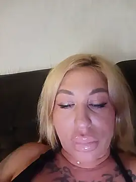 MiaMooly online show from June 18, 2026, 7:19 pm