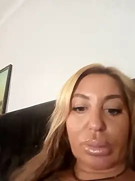 MiaMooly online show from September 26, 2025, 3:41 pm