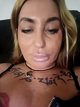 MiaMooly online show from November 8, 2025, 5:27 pm