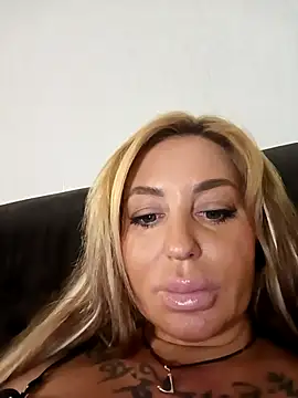 MiaMooly online show from October 1, 2025, 4:33 pm