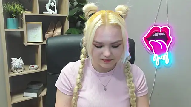 Snapshot of SweetLilyxo chatting on March 20, 2026, 7:42 am SweetLilyxo online show from March 20, 2026, 7:42 am