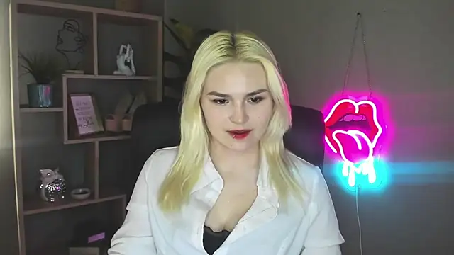 SweetLilyxo online show from May 5, 2026, 1:36 pm