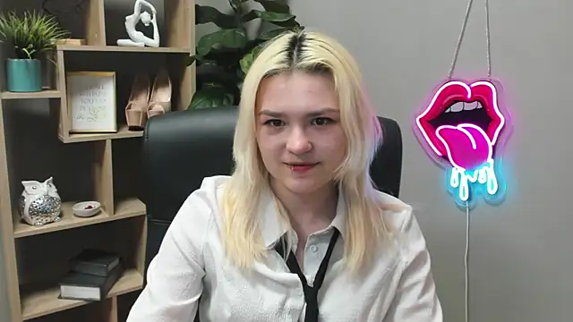 Snapshot of SweetLilyxo chatting on March 12, 2026, 7:34 am SweetLilyxo online show from March 12, 2026, 7:34 am