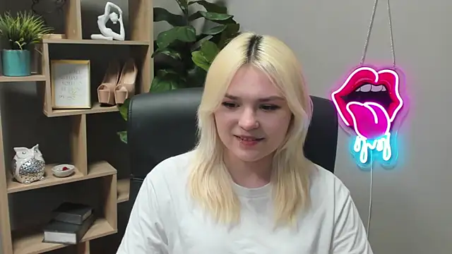 Snapshot of SweetLilyxo chatting on March 10, 2026, 2:32 pm SweetLilyxo online show from March 10, 2026, 2:32 pm