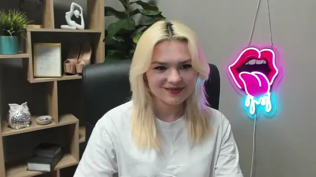 Snapshot of SweetLilyxo chatting on March 5, 2026, 2:24 pm SweetLilyxo online show from March 5, 2026, 2:24 pm