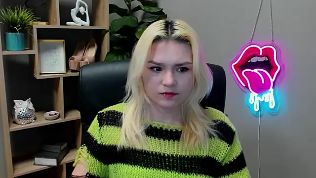 Snapshot of SweetLilyxo chatting on March 17, 2026, 2:31 pm SweetLilyxo online show from March 17, 2026, 2:31 pm