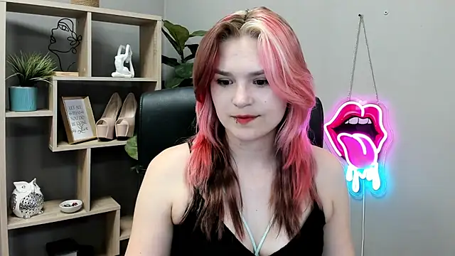 SweetLilyxo online show from June 18, 2026, 1:27 pm