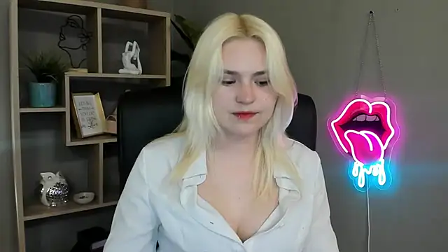 SweetLilyxo online show from May 12, 2026, 1:28 pm