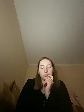 lolamur  online show from February 3, 2026, 9:53 pm