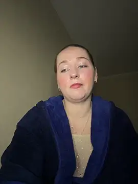 lolamur  online show from February 4, 2026, 9:54 pm