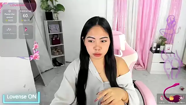 Ursweetyshaine online show from May 7, 2026, 12:37 am