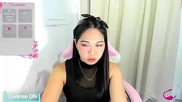 Ursweetyshaine online show from June 19, 2026, 12:38 am
