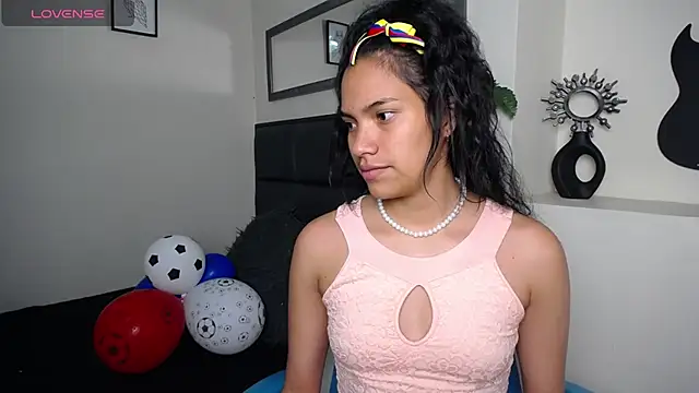 Snapshot of Julieta_Parker chatting on June 19, 2026, 2:17 am Julieta Parker online show from June 19, 2026, 2:17 am