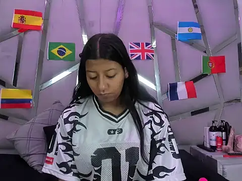 Snapshot of Vaneline2 chatting on July 4, 2026, 2:10 pm Vaneline2 online show from July 4, 2026, 2:10 pm