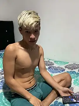 MaxyRyan online show from April 25, 2026, 12:30 pm