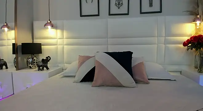RaquelHyde  online show from June 18, 2026, 8:14 pm