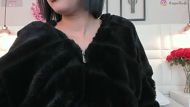 RaquelHyde  online show from July 13, 2026, 1:43 pm