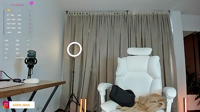 Snapshot of karinnixx chatting on March 10, 2026, 2:43 pm karinnixx online show from March 10, 2026, 2:43 pm