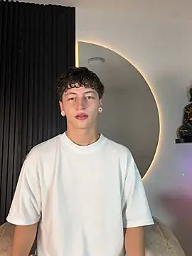 ARON LUXX online show from February 9, 2026, 3:04 am