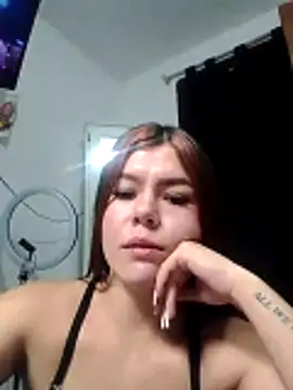 EmiNavarro online show from June 22, 2026, 6:27 pm