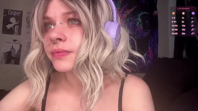 Snapshot of MeowMixer chatting on March 26, 2026, 10:57 am MeowMixer online show from March 26, 2026, 10:57 am