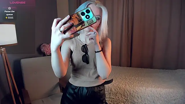 GoldenLenarz online show from March 11, 2026, 11:04 am