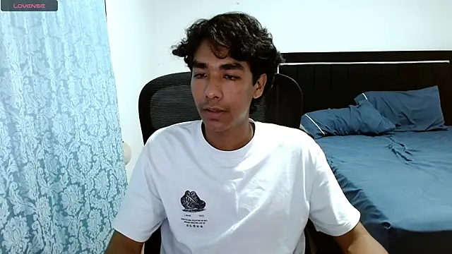 Snapshot of Pedestal_diamant chatting on April 15, 2026, 12:16 am Pedestal diamant online show from April 15, 2026, 12:16 am