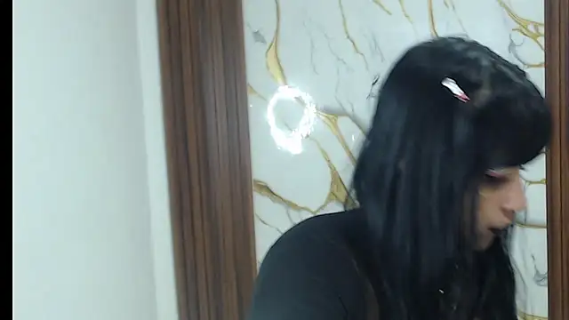 Snapshot of valen_ros chatting on March 25, 2026, 8:57 am valen ros online show from March 25, 2026, 8:57 am