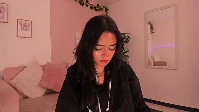 Mila jenner online show from February 19, 2026, 1:19 pm