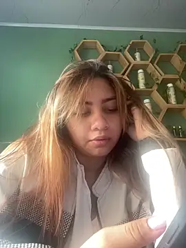 Snapshot of NaiveRoxy chatting on February 18, 2026, 3:41 pm NaiveRoxy online show from February 18, 2026, 3:41 pm