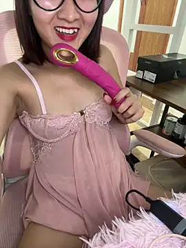 Snapshot of LucyKiss chatting on May 4, 2026, 11:46 am LucyKiss online show from May 4, 2026, 11:46 am