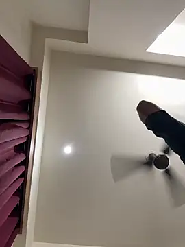 raavigirl online show from April 3, 2026, 8:37 pm