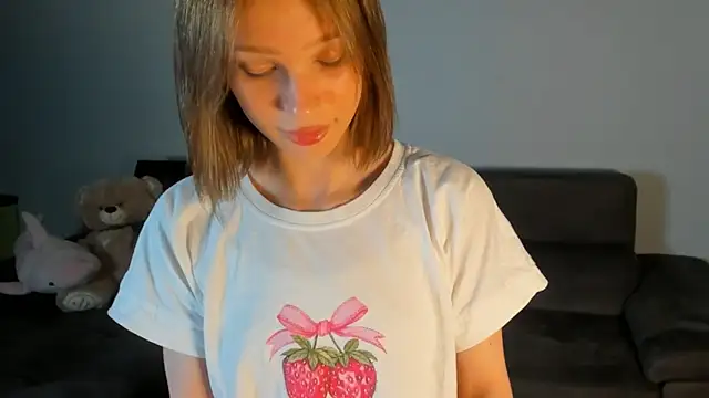 Kiracute18 online show from June 14, 2026, 6:42 pm