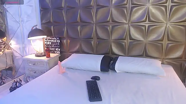 Snapshot of LunaJohns chatting on March 5, 2026, 12:13 pm LunaJohns online show from March 5, 2026, 12:13 pm