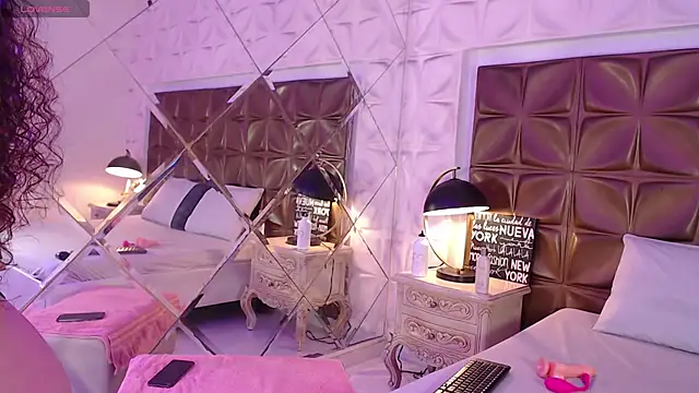 Snapshot of LunaJohns chatting on March 19, 2026, 12:27 pm LunaJohns online show from March 19, 2026, 12:27 pm