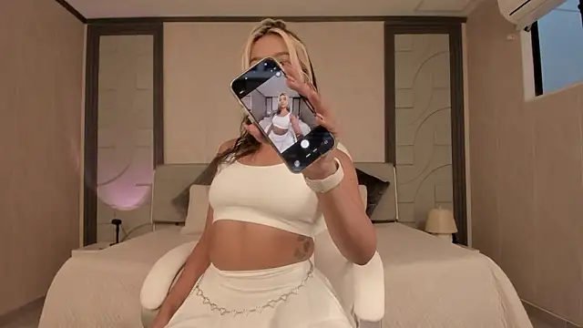 Snapshot of alicee_clark_ chatting on March 25, 2026, 12:04 pm alicee clark online show from March 25, 2026, 12:04 pm