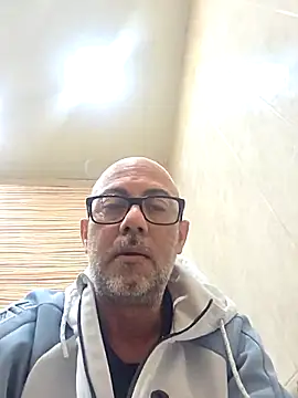 pareja47 online show from April 23, 2026, 5:36 pm