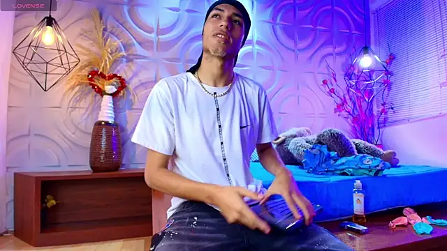 ItsZairen online show from May 7, 2026, 3:44 am