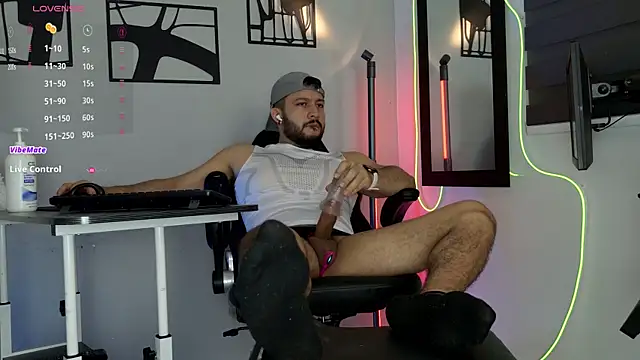 Snapshot of damian_buck chatting on April 1, 2026, 5:20 am damian buck online show from April 1, 2026, 5:20 am