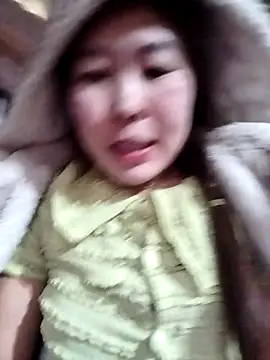 Snapshot of Yiyoongg chatting on March 6, 2026, 1:33 am Yiyoongg online show from March 6, 2026, 1:33 am