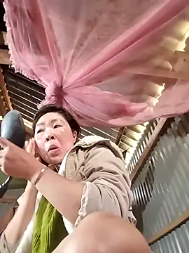 Snapshot of Yiyoongg chatting on February 27, 2026, 1:17 am Yiyoongg online show from February 27, 2026, 1:17 am