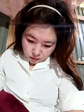 Snapshot of Yiyoongg chatting on March 3, 2026, 1:23 am Yiyoongg online show from March 3, 2026, 1:23 am